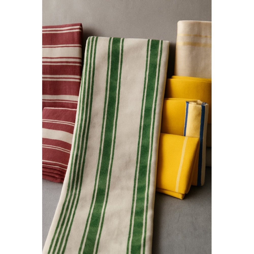 Tapis Vert à Lignes Blanches – Fraîcheur et Harmonie Naturelle Tapis Vert à Lignes Blanches – Fraîcheur et Harmonie Naturelle