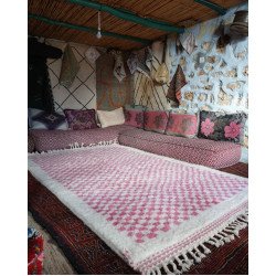 Tapis Berbère Rose et Blanc à Motifs Damier