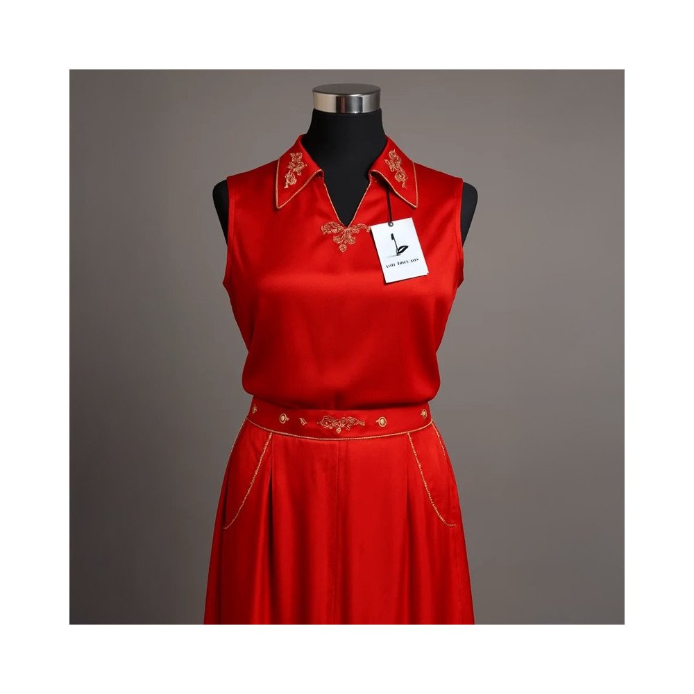 Ensemble Rouge en Satin – Broderie Artisanale Marocaine Ensemble Rouge en Satin – Broderie Artisanale Marocaine