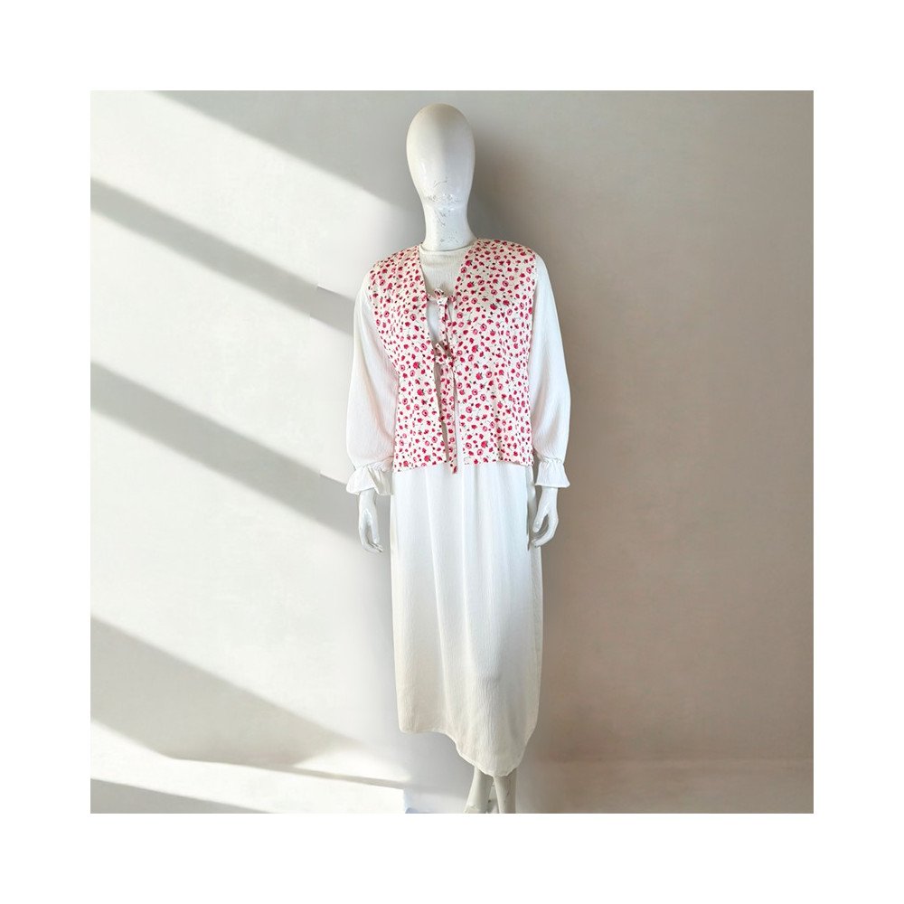 Robe blanche fluide avec gilet fleuri Robe blanche fluide avec gilet fleuri