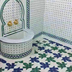 Salle d’eau marocaine traditionnelle en zellige