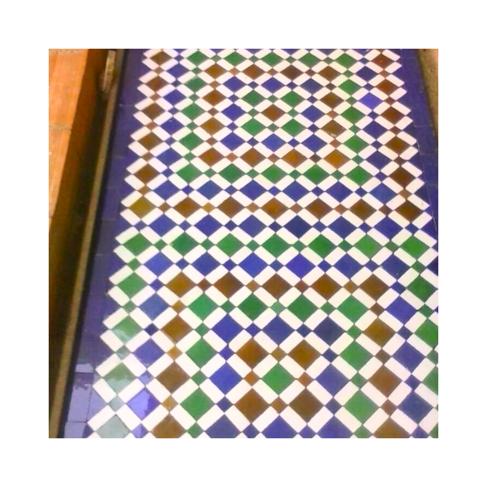 Sol en zellige marocain traditionnel à motifs losangés Sol en zellige marocain traditionnel à motifs losangés
