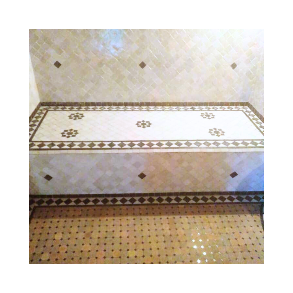 Banc de hammam en zellige beige et brun – Élégance sobre et artisanale Banc de hammam en zellige beige et brun – Élégance sobre et artisanale