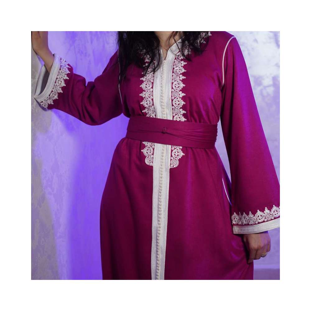 Caftan fuchsia brodé – Élégance moderne et détails raffinés Caftan fuchsia brodé – Élégance moderne et détails raffinés