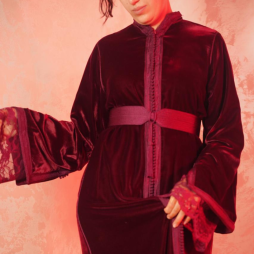 Caftan en velours bordeaux – Élégance et raffinement