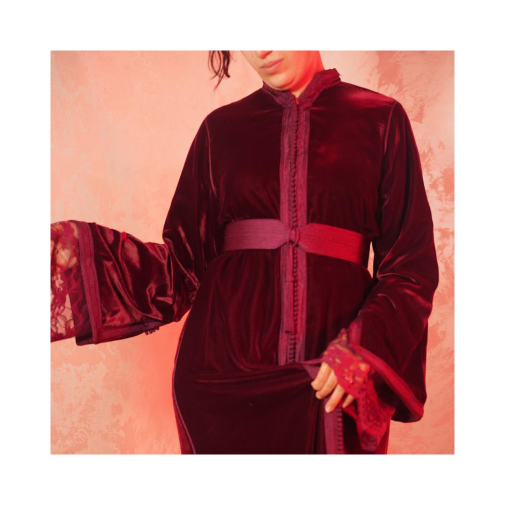 Caftan en velours bordeaux – Élégance et raffinement Caftan en velours bordeaux – Élégance et raffinement