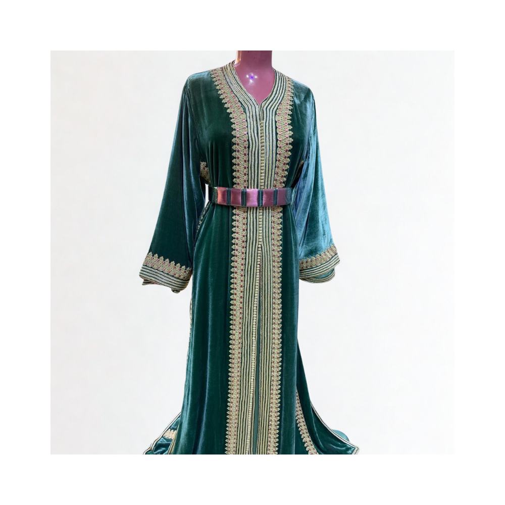 Takchita en velours vert émeraude brodée avec ceinture Takchita en velours vert émeraude brodée avec ceinture
