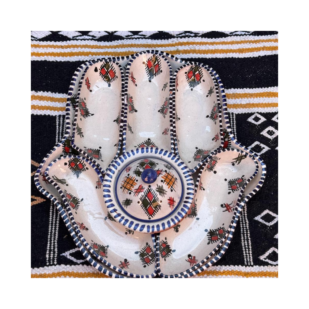 Plateau en Céramique en Forme de Khamsa – Motifs Berbères Plateau en Céramique en Forme de Khamsa – Motifs Berbères