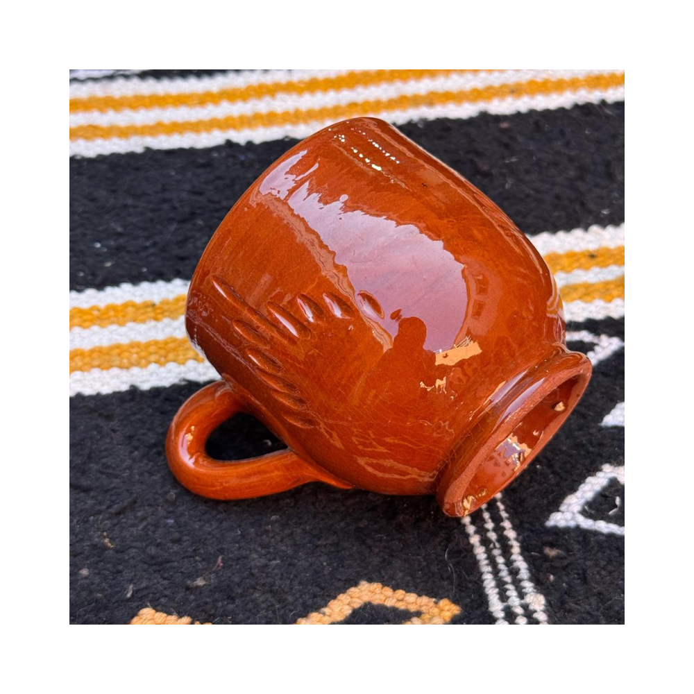 Tasse Traditionnelle en Terre Cuite Émaillée – Finition Brune Tasse Traditionnelle en Terre Cuite Émaillée – Finition Brune