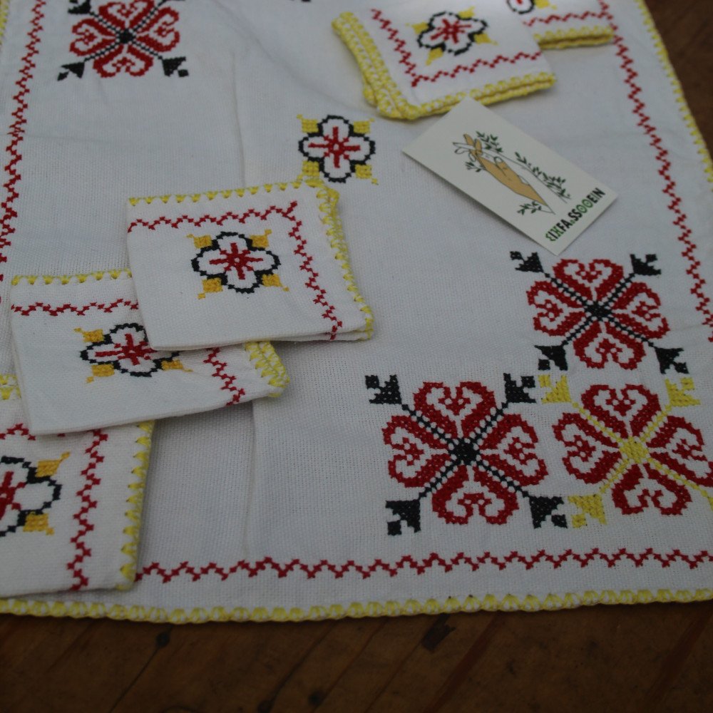 Couvre-plateau en Broderie “Karwa” avec Serviettes Couvre-plateau en Broderie “Karwa” avec Serviettes