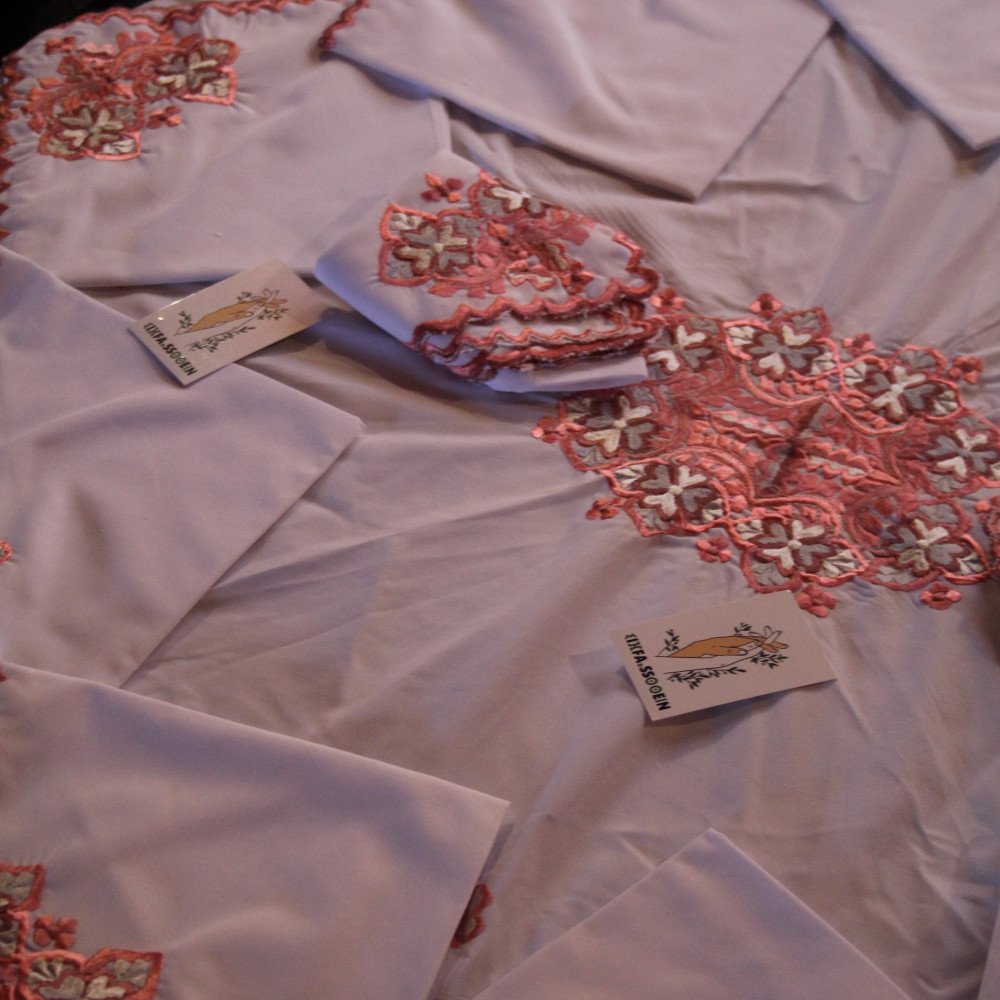 Nappe artisanale brodée Nappe artisanale brodée
