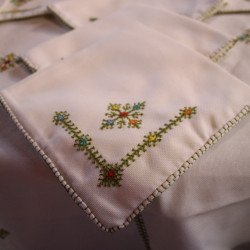 Nappe artisanale est brodée