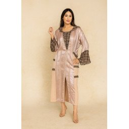 Jellaba moderne satinée – Éclat et audace urbaine