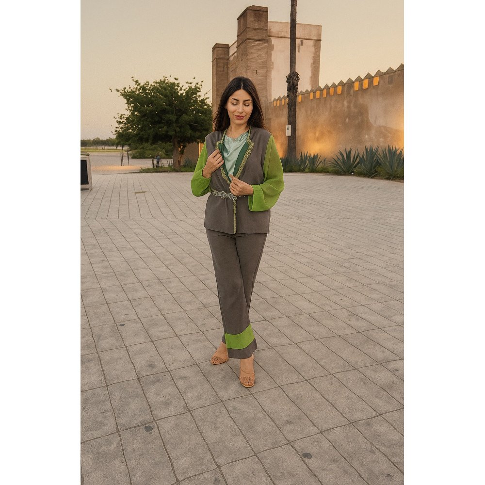 Ensemble moderne deux pièces – Élégance naturelle et touche printanière Ensemble moderne deux pièces – Élégance naturelle et touche printanière