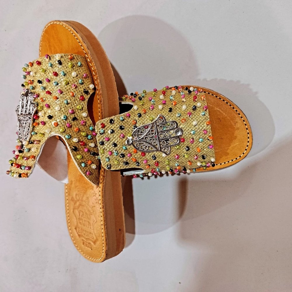 Sandales marocaines dorées avec perles colorées et Khamsa Sandales marocaines dorées avec perles colorées et Khamsa