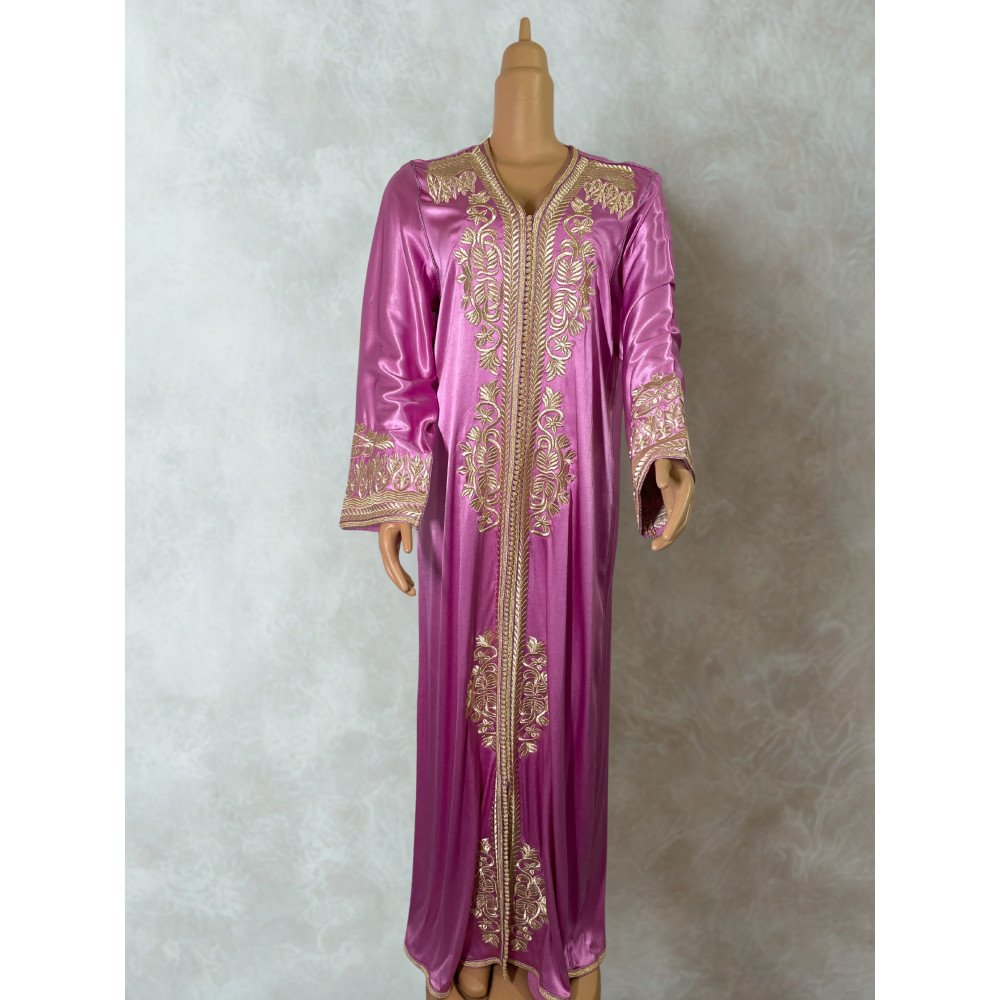 Caftan satiné rose brodé doré  Caftan satiné rose brodé doré
