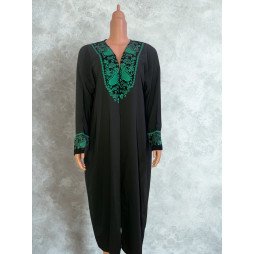 Abaya noire brodée verte Élégance sobre et touche artisanale