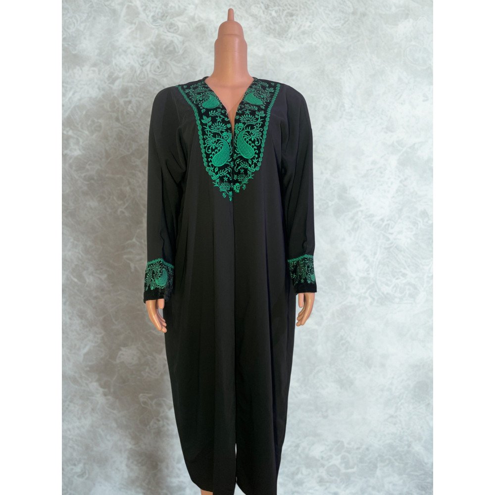 Abaya noire brodée verte Élégance sobre et touche artisanale Abaya noire brodée verte Élégance sobre et touche artisanale