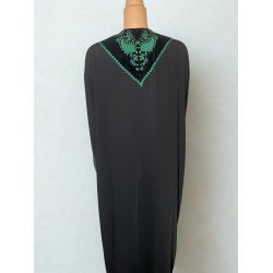 Abaya noire brodée verte Élégance sobre et touche artisanale