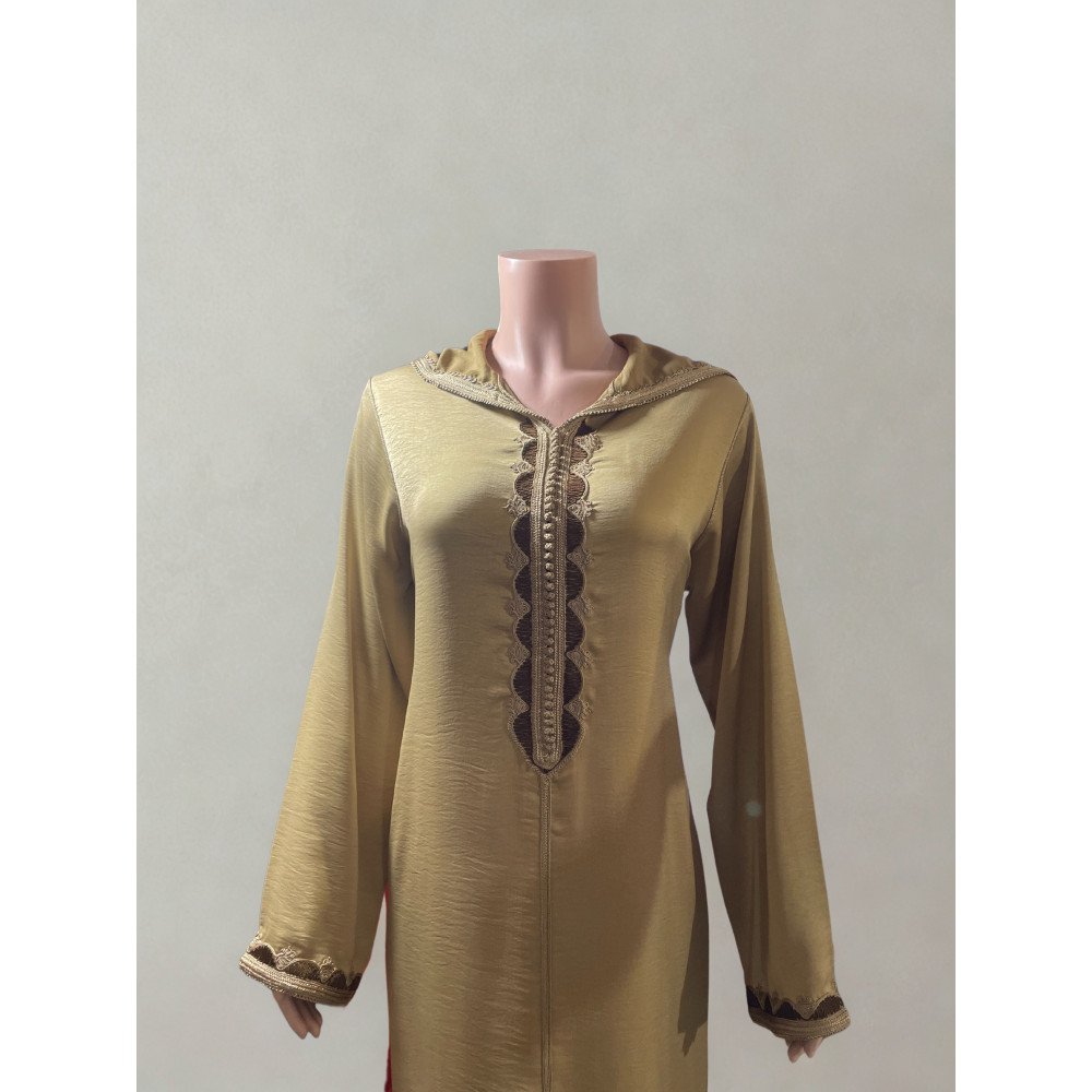 Jellaba beige brodée – Sobriété et raffinement artisanal Jellaba beige brodée – Sobriété et raffinement artisanal