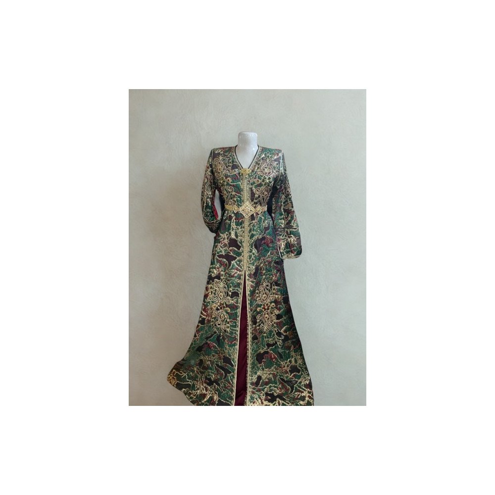 Takchita brodée vert émeraude et doré – Raffinement royal et allure majestueuse Takchita brodée vert émeraude et doré – Raffinement royal et allure majestueuse