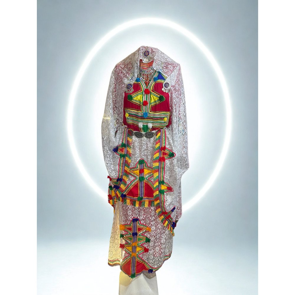 Tenue traditionnelle berbère Richesse culturelle et artisanat vibrant Tenue traditionnelle berbère Richesse culturelle et artisanat vibrant