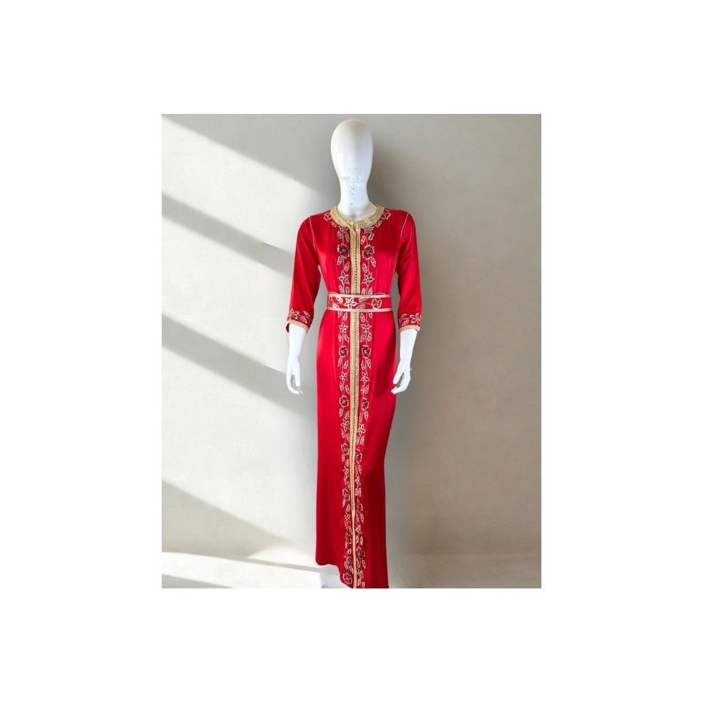 Takchita marocaine en velours rouge brodé – Élégance traditionnelle Takchita marocaine en velours rouge brodé – Élégance traditionnelle
