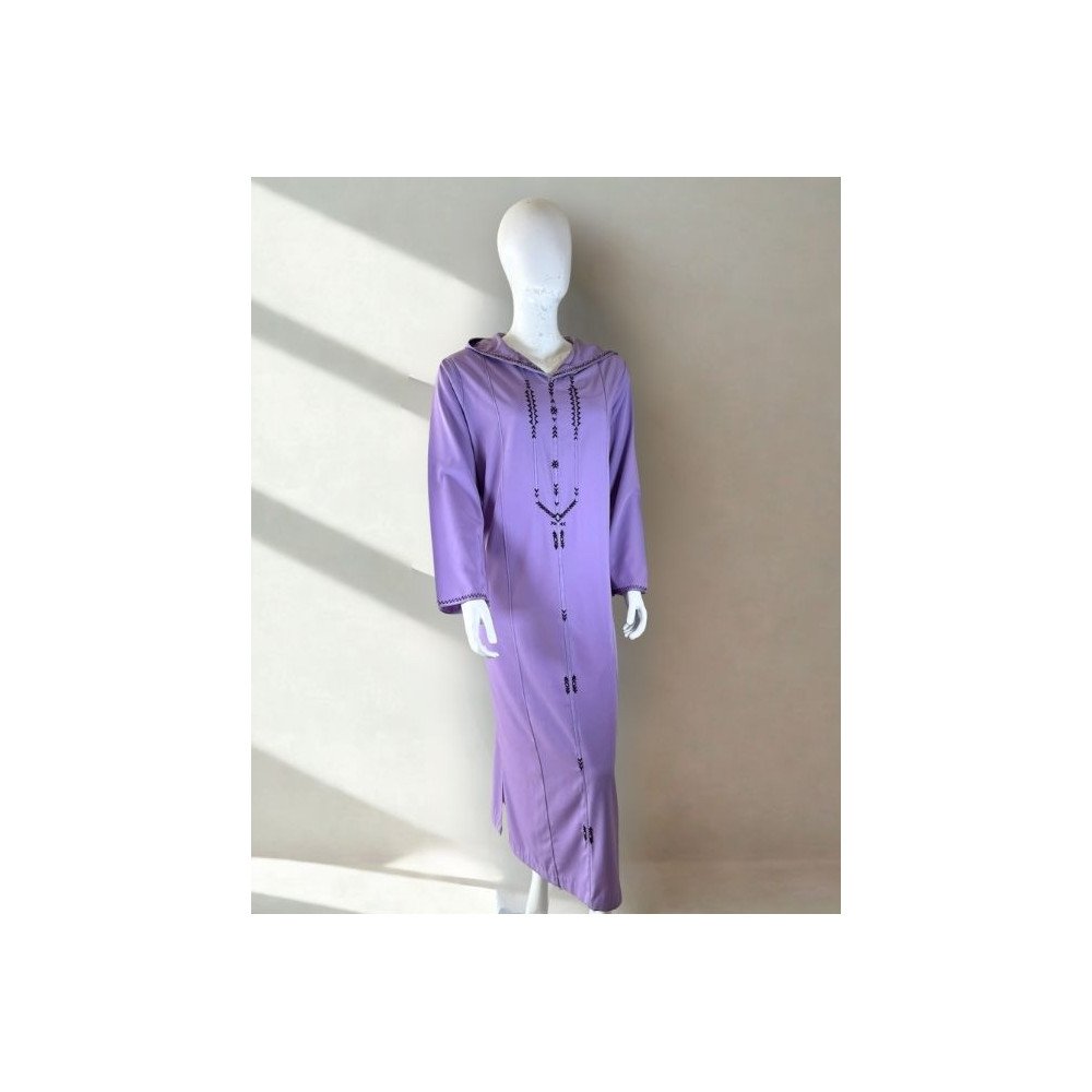 Djellaba marocaine mauve brodée – Élégance et simplicité Djellaba marocaine mauve brodée – Élégance et simplicité
