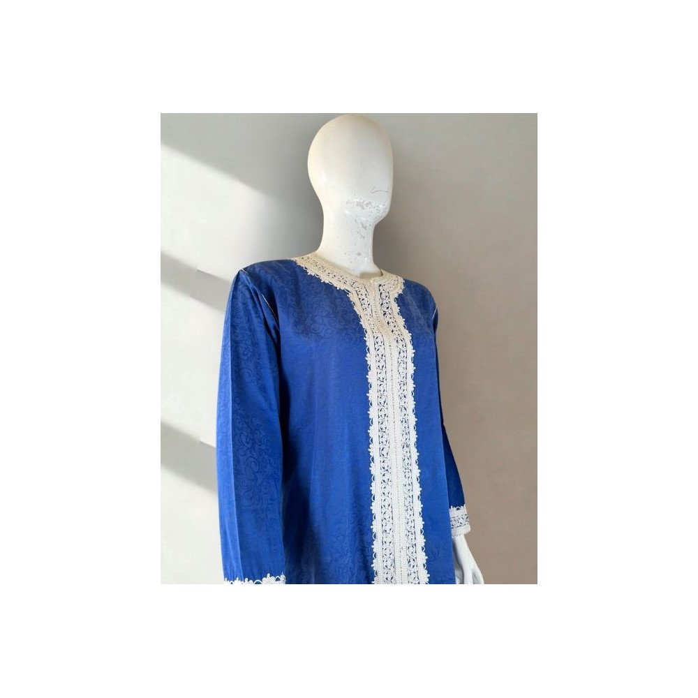 Tunique traditionnelle bleue à broderie blanche – Élégance sobre et raffinée Tunique traditionnelle bleue à broderie blanche – Élégance sobre et raffinée