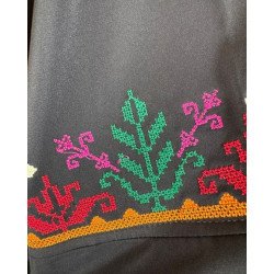 Kimono noir brodé – Élégance moderne et touche artisanale
