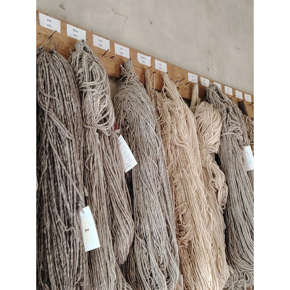 Écheveaux de laine naturelle – Matière première pour tissage traditionnel Écheveaux de laine naturelle – Matière première pour tissage traditionnel