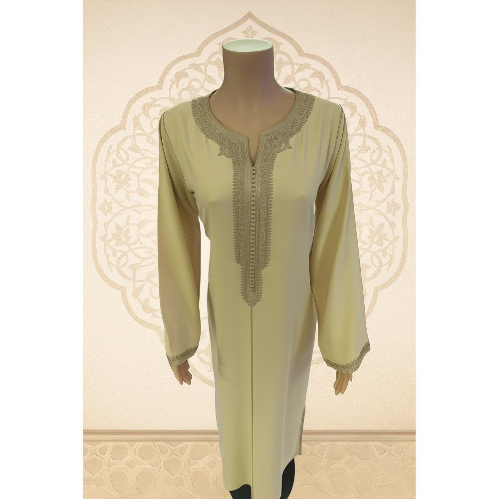 Caftan beige en mlifa – Élégance sobre et allure traditionnelle Caftan beige en mlifa – Élégance sobre et allure traditionnelle