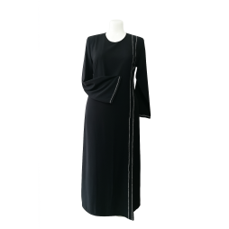 Robe Longue Noire avec Détail Argenté – Élégance et Raffinement