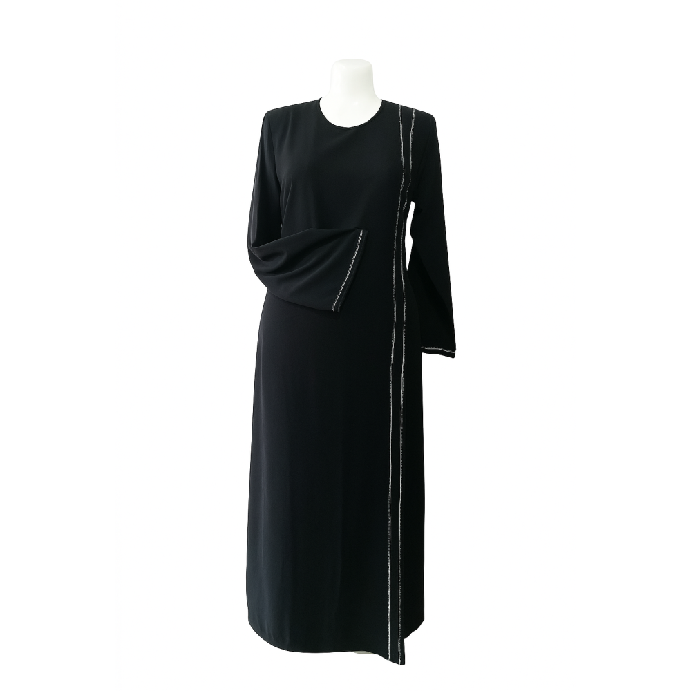 Robe Longue Noire avec Détail Argenté – Élégance et Raffinement Robe Longue Noire avec Détail Argenté – Élégance et Raffinement