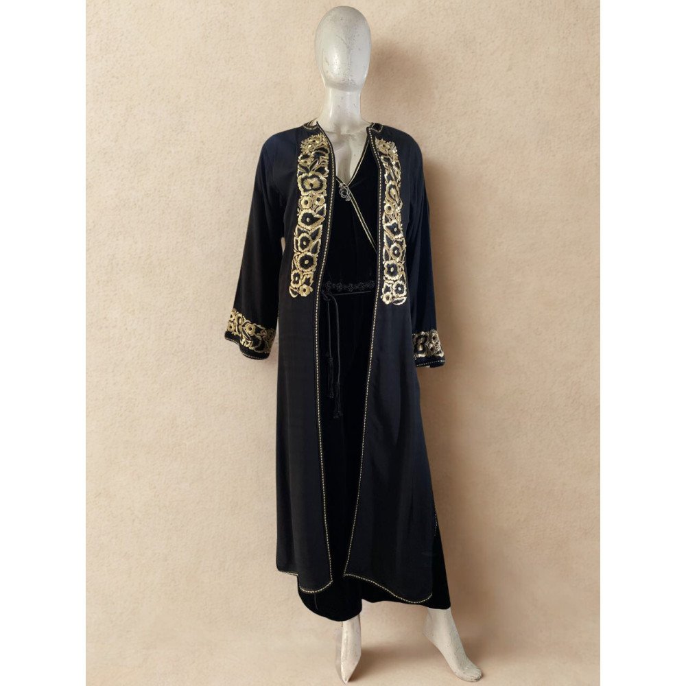 Tenue noire brodée Tenue noire brodée