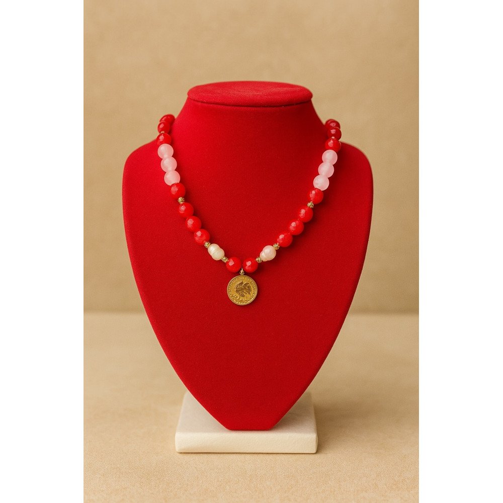 Collier artisanal en perles rouges & quartz rose – Pendentif pièce dorée Collier artisanal en perles rouges & quartz rose – Pendentif pièce dorée